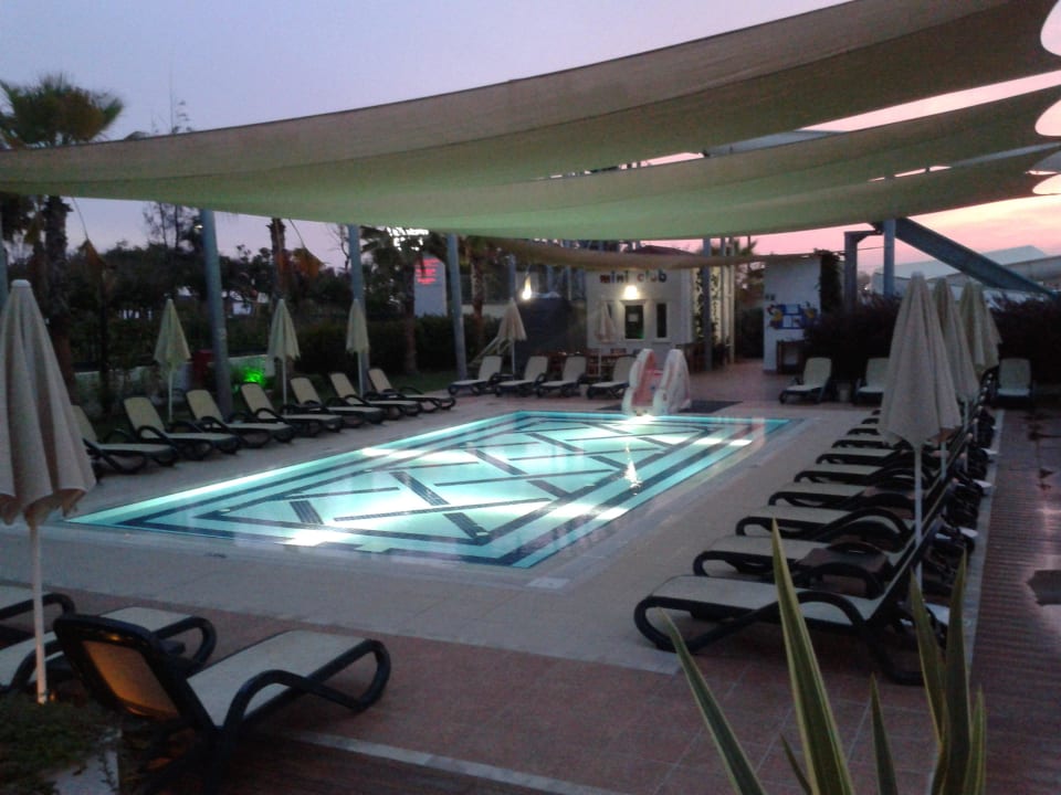 Kinderpool am Abend Sentido Trendy Verbena Beach