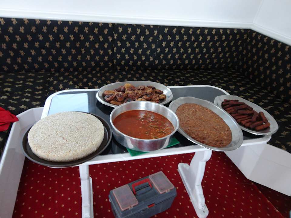 Leckeres Mittagessen auf dem Boot Shams Alam Beach Resort