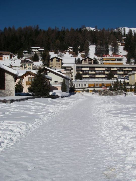 Landschaft vor Hotel mit Hotel Hotel Europa Suites St Moritz