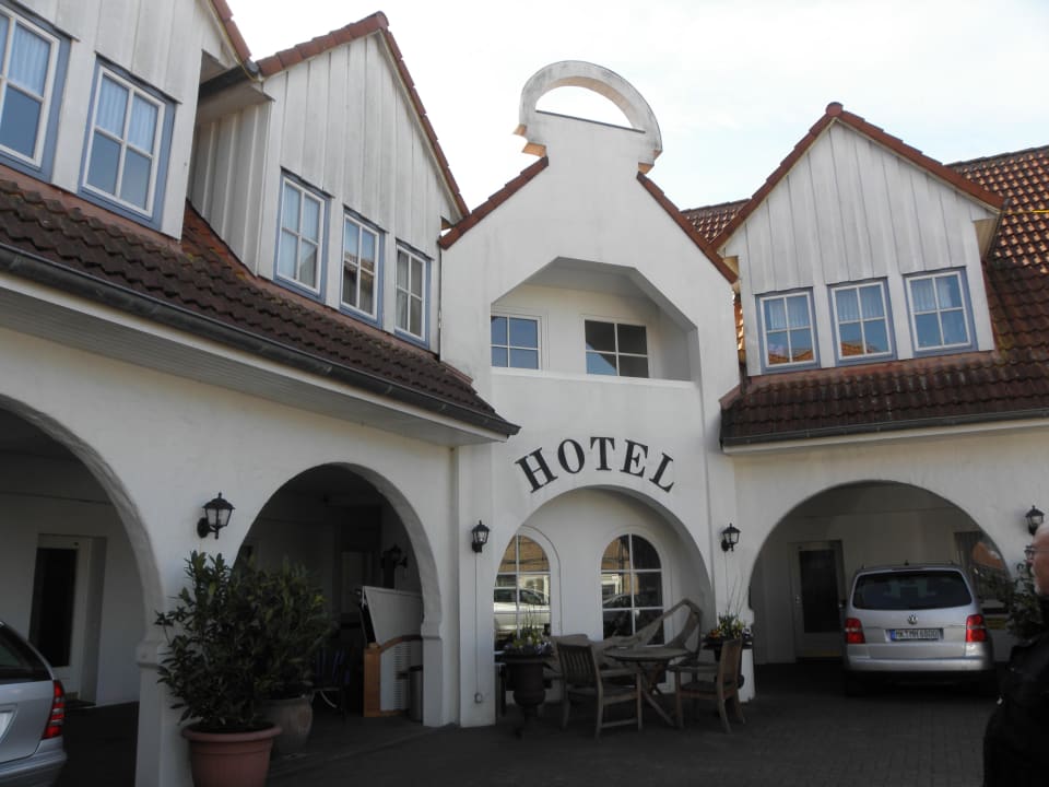 Hotel vom Parkplatz aus gesehen Hotel Up'n Diek