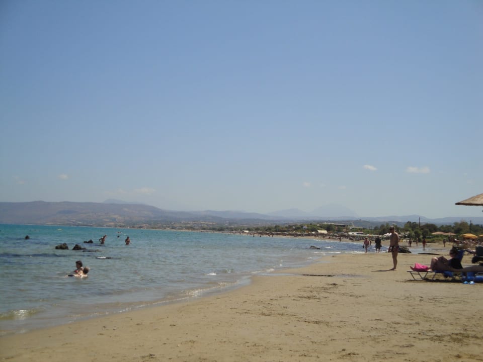 Der flache Sandstrand lädt zur Wanderung ein Hotel Corissia Princess
