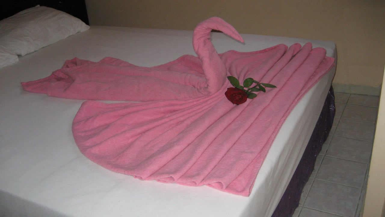 Liebevoll hergerichtete Betten Sayanora Hotel