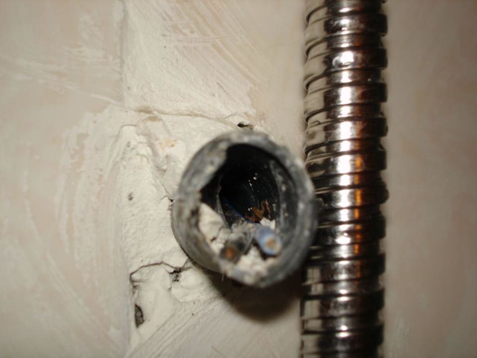 Offene Stromleitung direkt unter dem Duschkopf! Dream Family Club