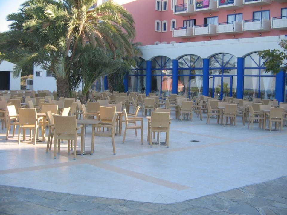 Terrasse und Speisesaal im Hintergrund Kresten Palace Hotel