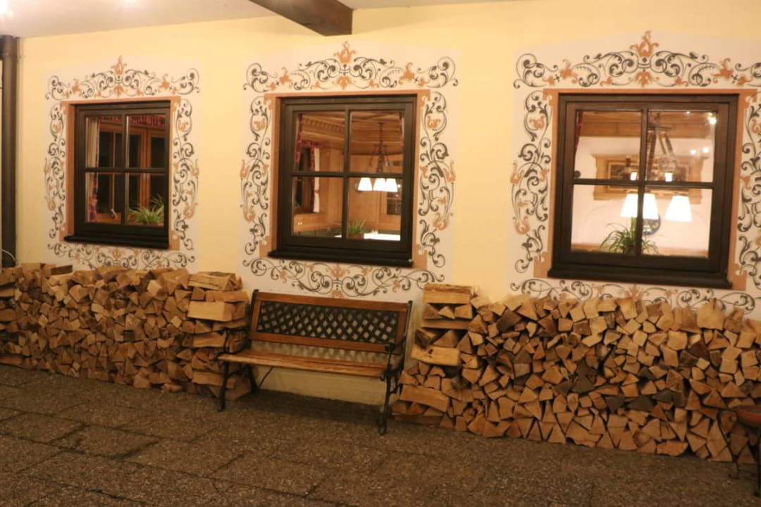 Links vom Eingang Berghotel Tirol
