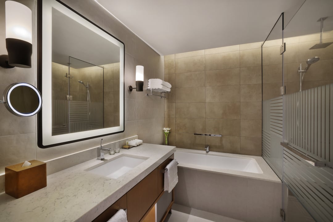Zimmer DoubleTree by Hilton Sharjah Waterfront Hotel & Residences
