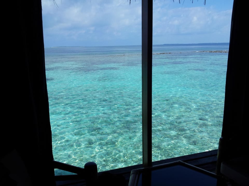 Ausblick vom Bett Thulhagiri Island Resort