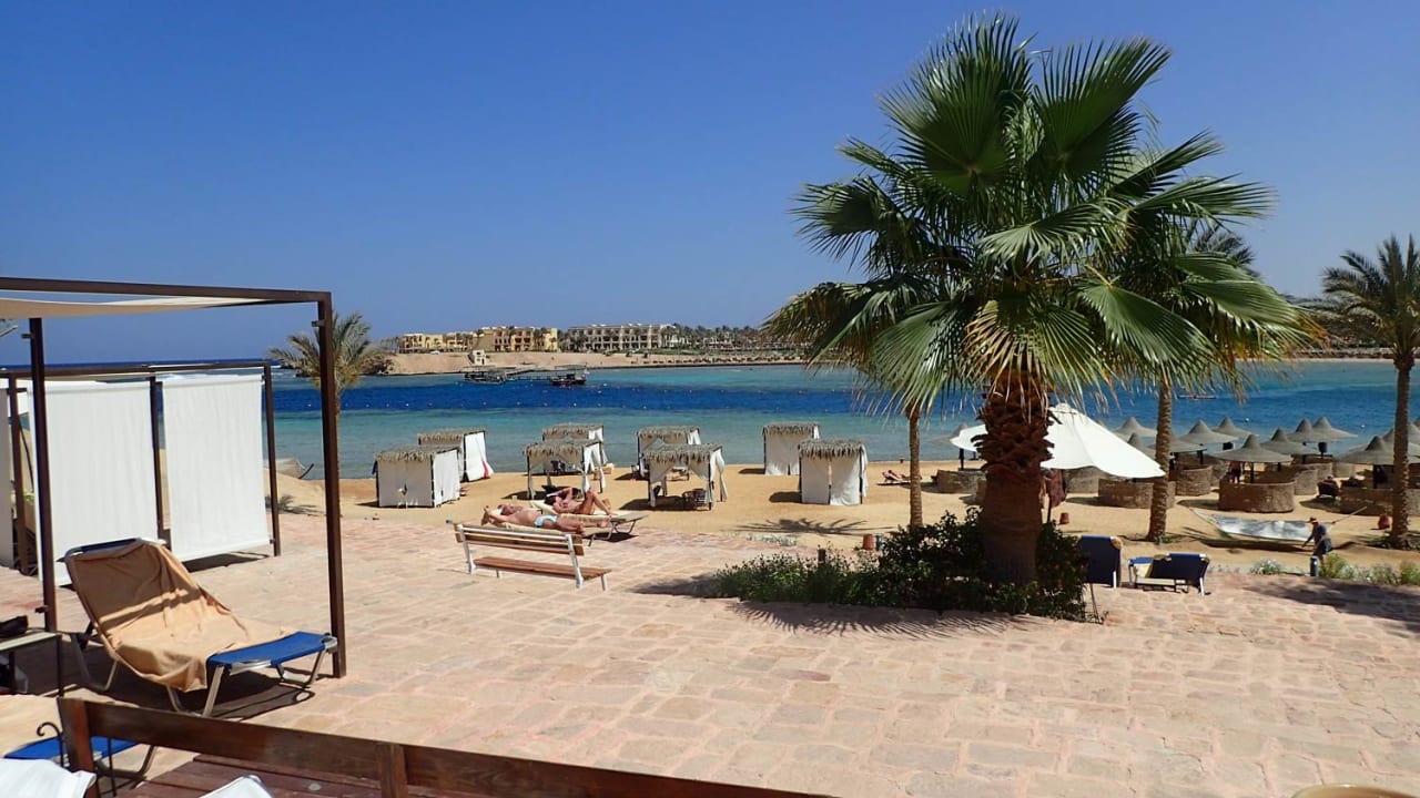 Terasse mit Blick über die Bucht Steigenberger Coraya Beach - Adults only