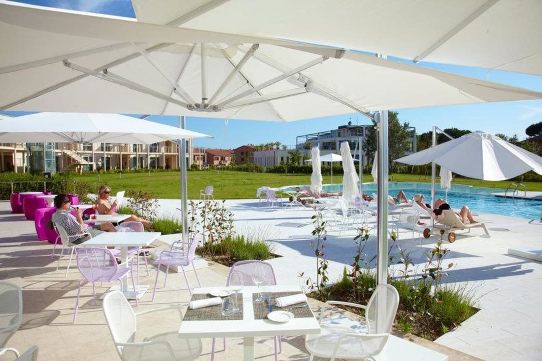 Light lunch by the pool / Pranzo a bordo piscina Pisa Tower Plaza