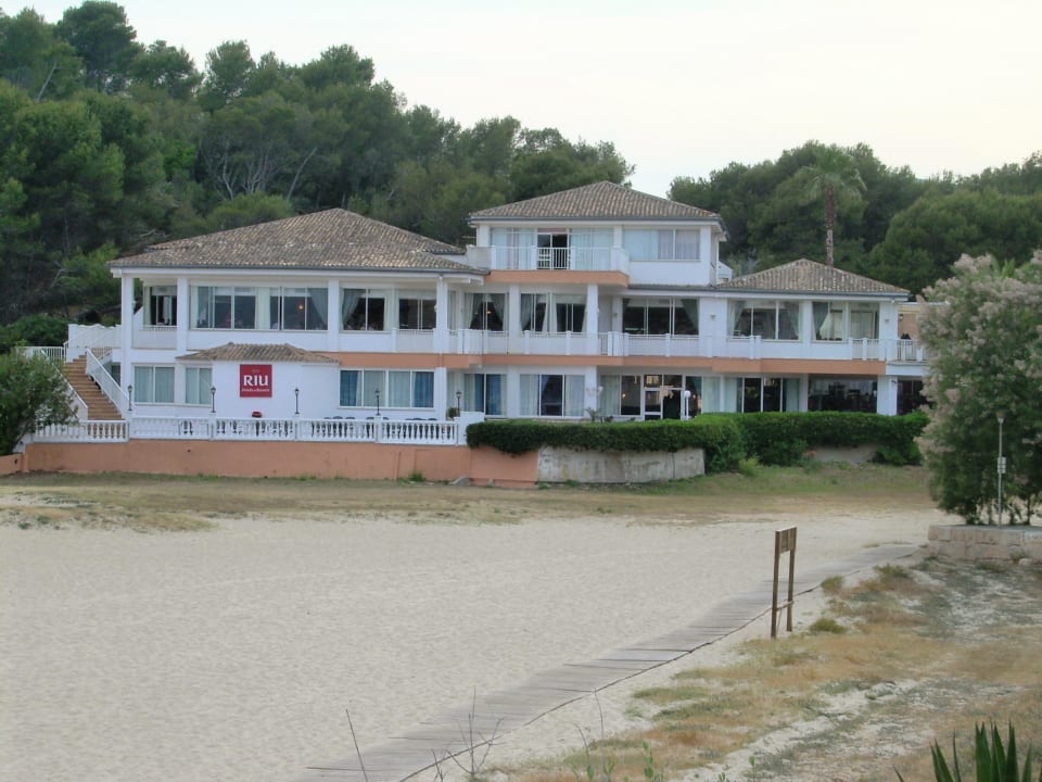 Blick vom Strand auf das Hotel Flipflop Cala Romantica