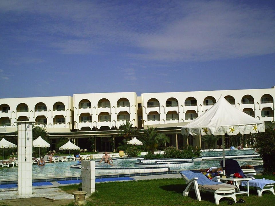 Pool und Hotel Iberostar Waves Averroes