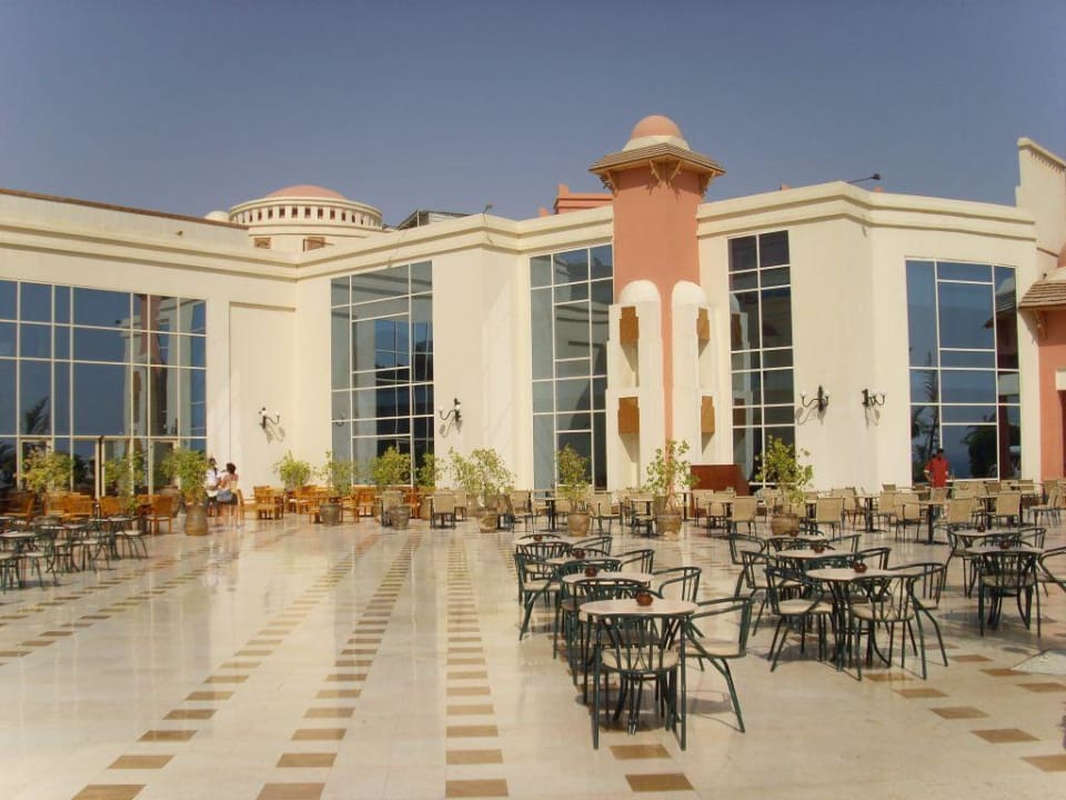 Innenterrasse hinter der Lobby Serenity Alpha Beach