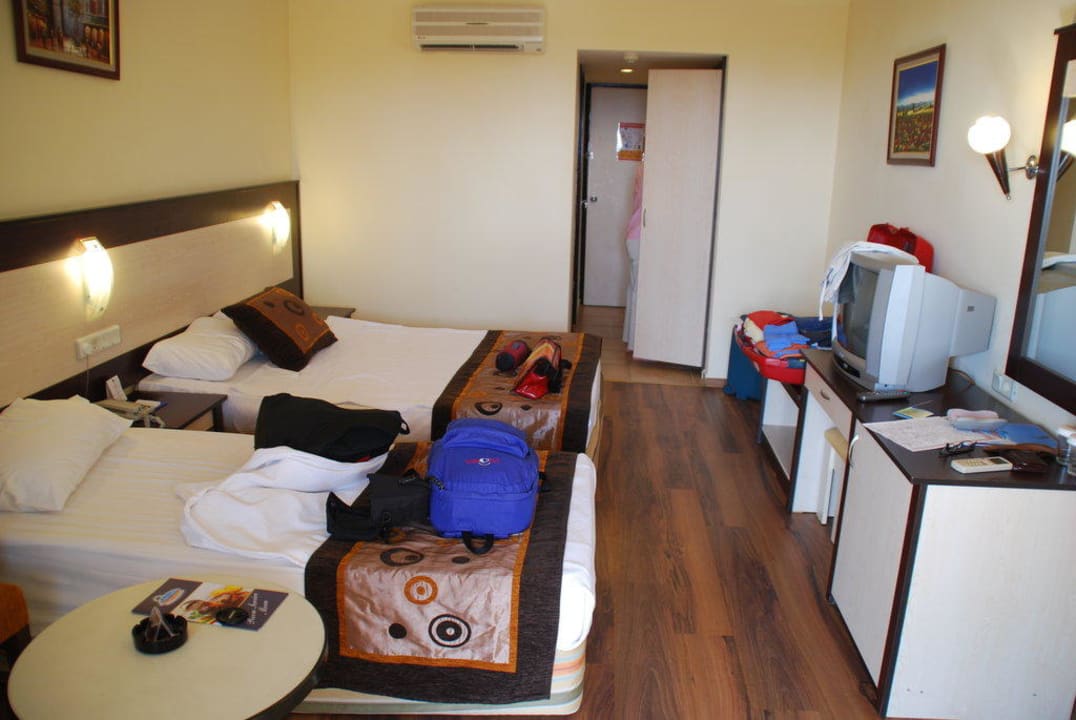 Vorher: Raum mit unnötiger 3er Standard-Bettung Oz Hotels Incekum Beach