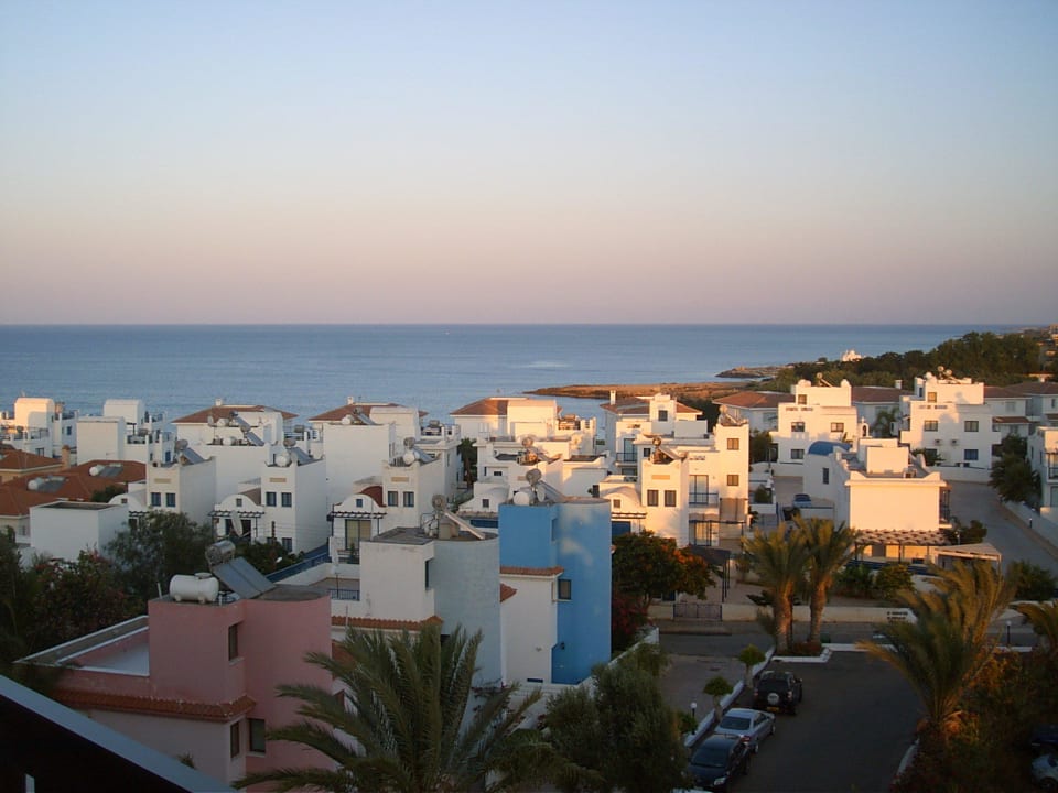 Vom Balkon mit Blick auf Meer und Stadt Crystal Springs Beach Hotel