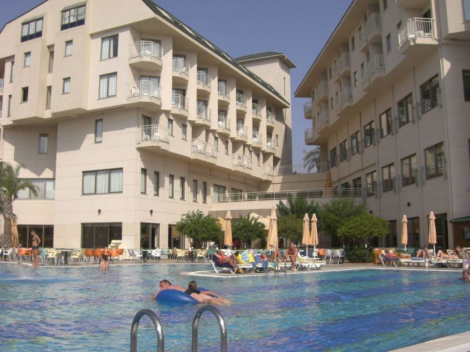 Einer der Pool`s Hotel Novum Garden Side