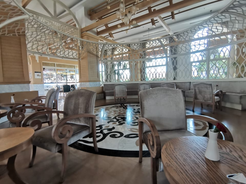 Lobby Well Palace Side