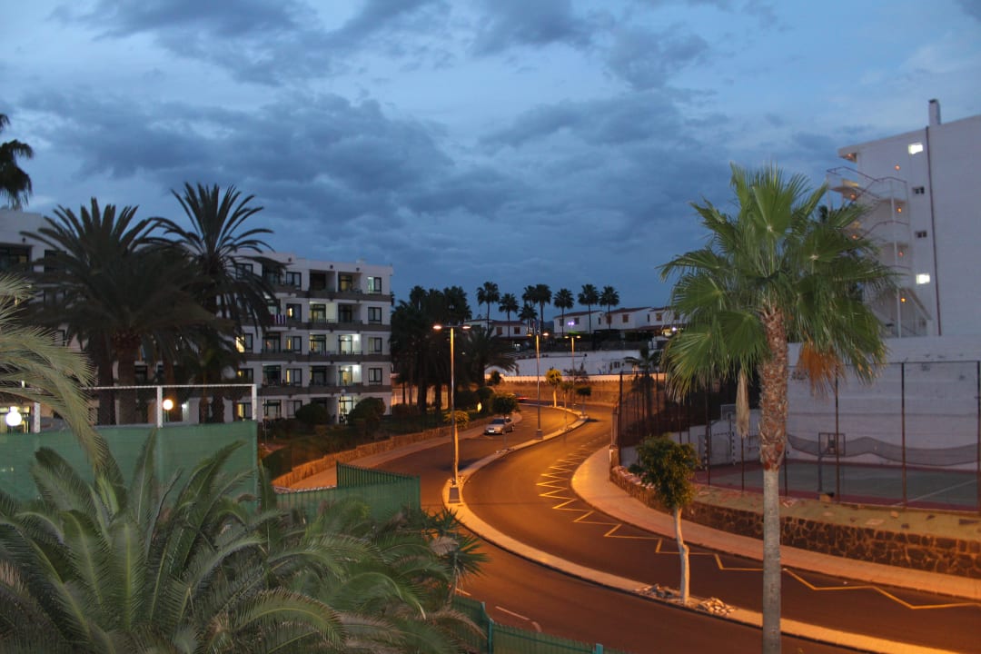 Blick vom Balkon. Viel Befahrene Straße Hotel LIVVO Anamar Suites
