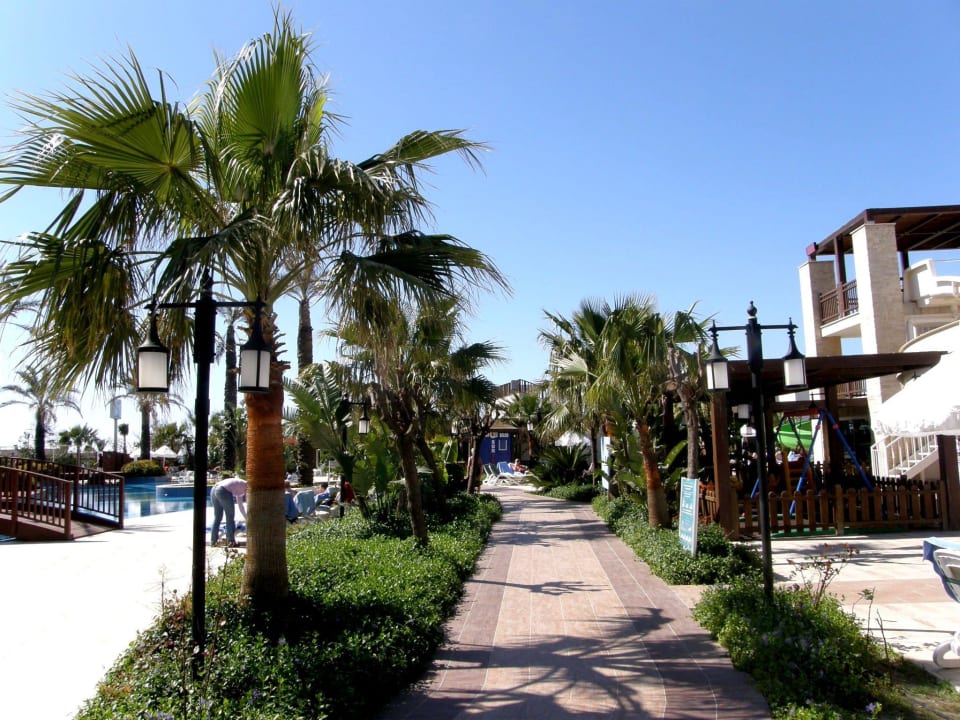 Weg durch die Pool- und Gartenanlage zum Strand Sunis Evren Beach Resort Hotel & Spa