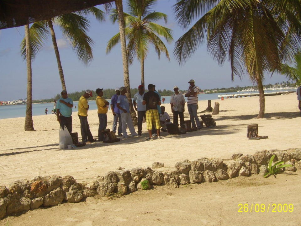Die Strandverkäufer beim morgendlichen Gespräch BelleVue Dominican Bay
