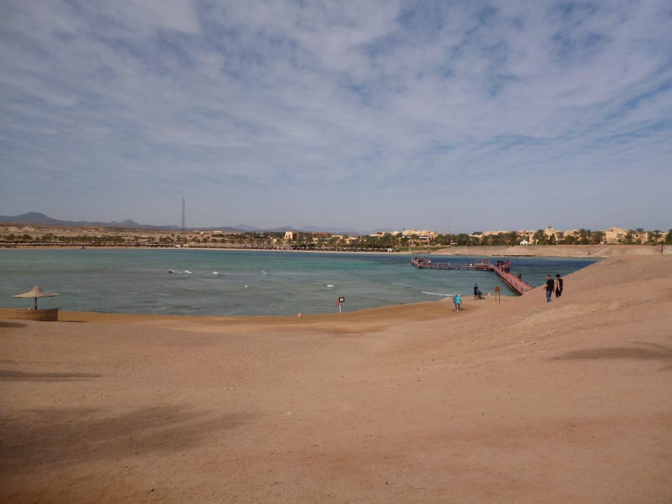Coraya Bucht mit Strand und Steg zum Riff TUI BLUE Samaya