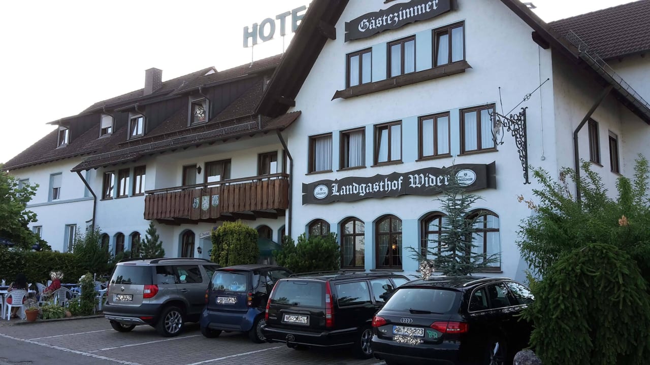 Frontansicht mit Biergarten Hotel Wider