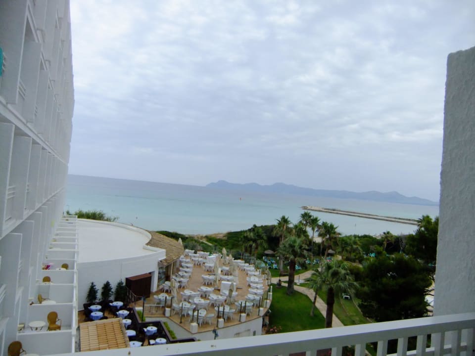 Rund = Außenbereich Speisesaal Playa Esperanza Resort