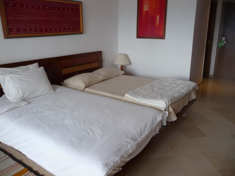 Schön großes Zimmer und Betten The Orangers Beach Resort and Bungalows