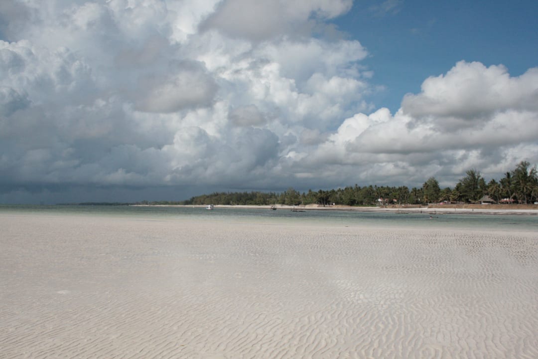 Bei Ebbe kann man auf die Sandbank... Neptune Palm Beach Boutique Resort & Spa
