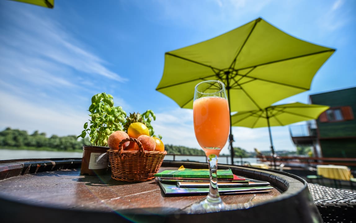 Gastro San Art Floating Hostel