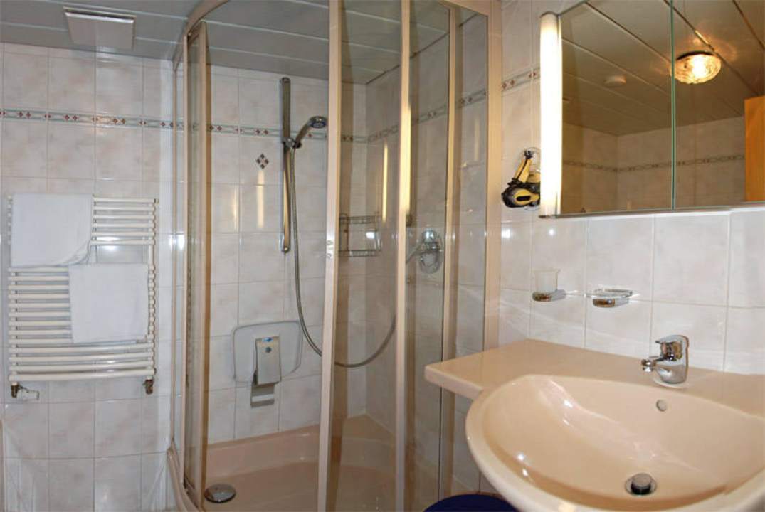 FeWo Badezimmer mit Dusche u. Badewanne Gästehaus Stangl