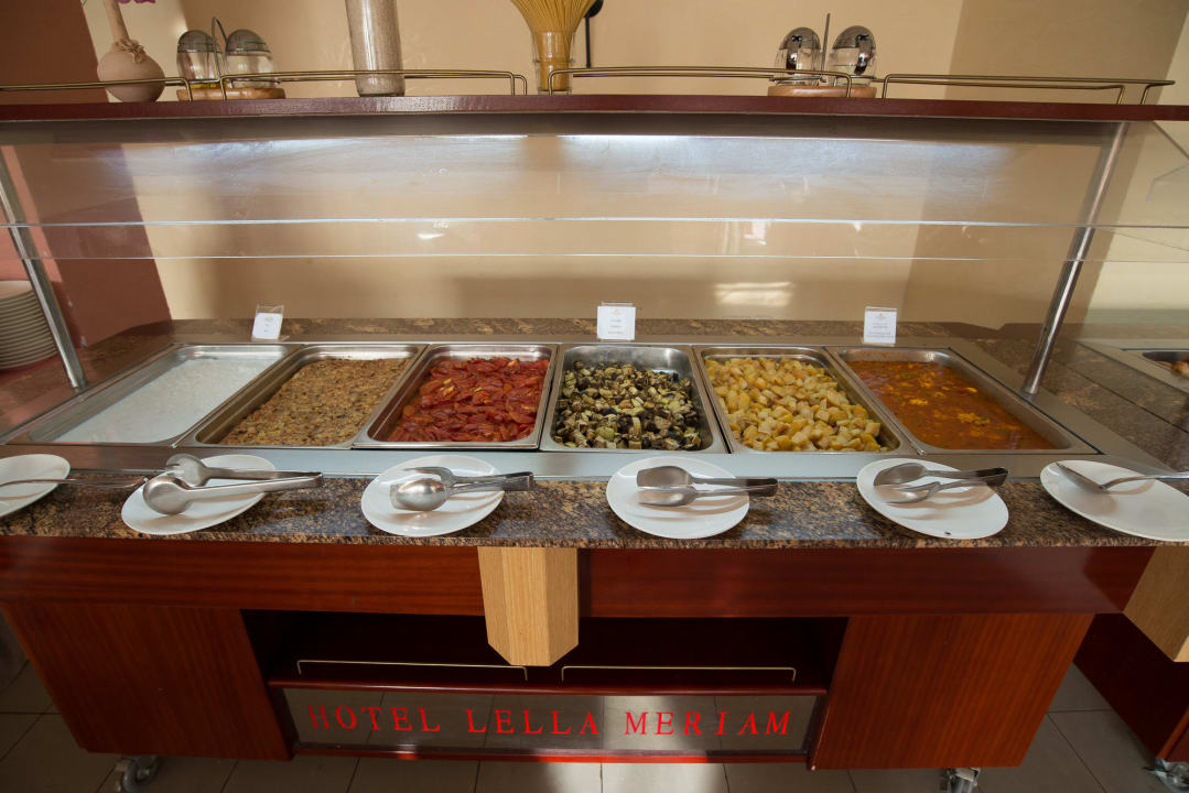 Warem Speisen am Morgen Lella Meriam Hotel & Club