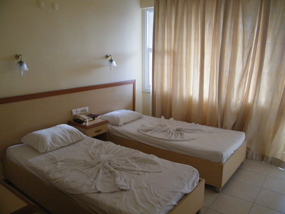 Zimmer klein und einfach Hotel Club Tess