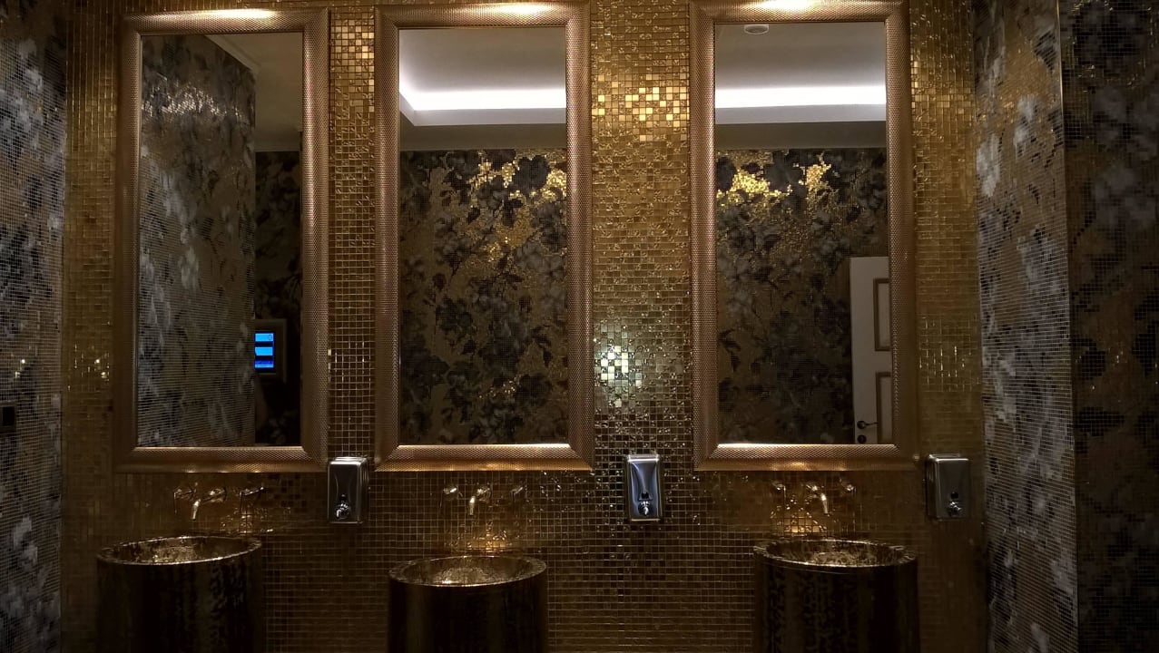 Hoteltoilette Azura Deluxe Resort & Spa Hotel