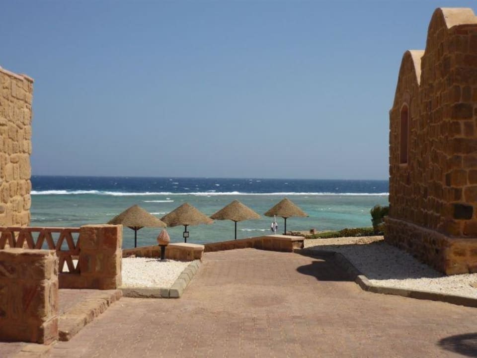 Blick vor dem Bungalow Mövenpick Resort El Quseir