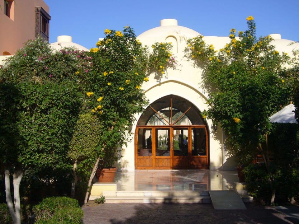 Blick auf das Hauptgebäude Jaz Makadi Saraya Resort