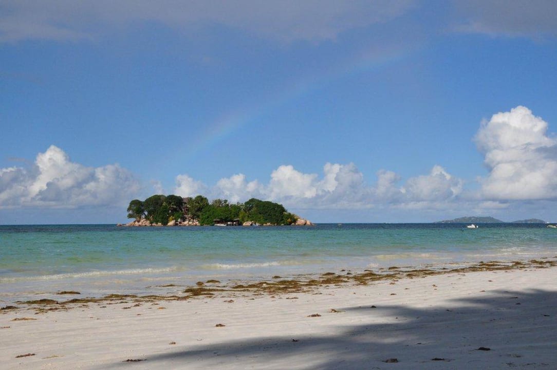 Strand mit Ile St.Pierre Hotel Le Duc de Praslin