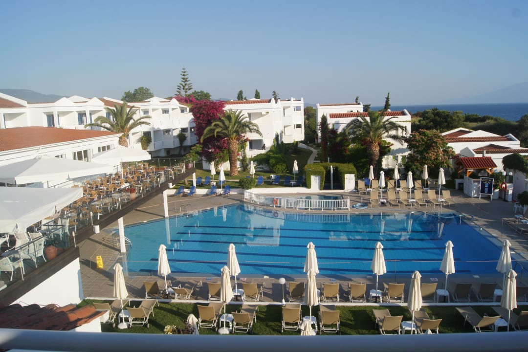 Widok na basen z balkonu AluaSoul Zakynthos - Adults only