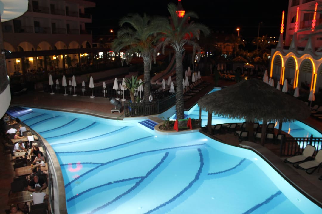 Pool vor Poolbar abends Well Palace Side