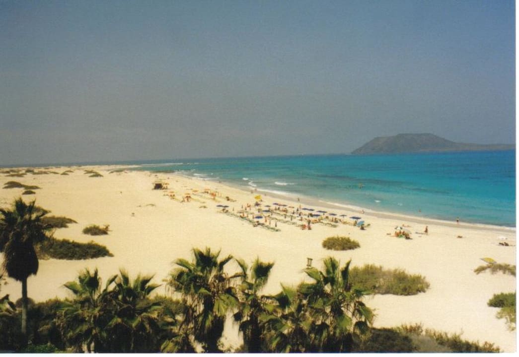 Der Strand beim Tres Islas Hotel Riu Palace Tres Islas