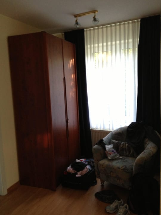 Schrank mit Sessel Appart-Haus Business Appartements