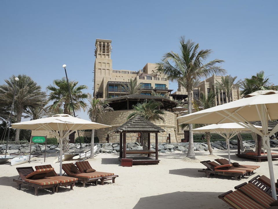 Strand und oberhalb die Poolbar Jumeirah Mina Al Salam