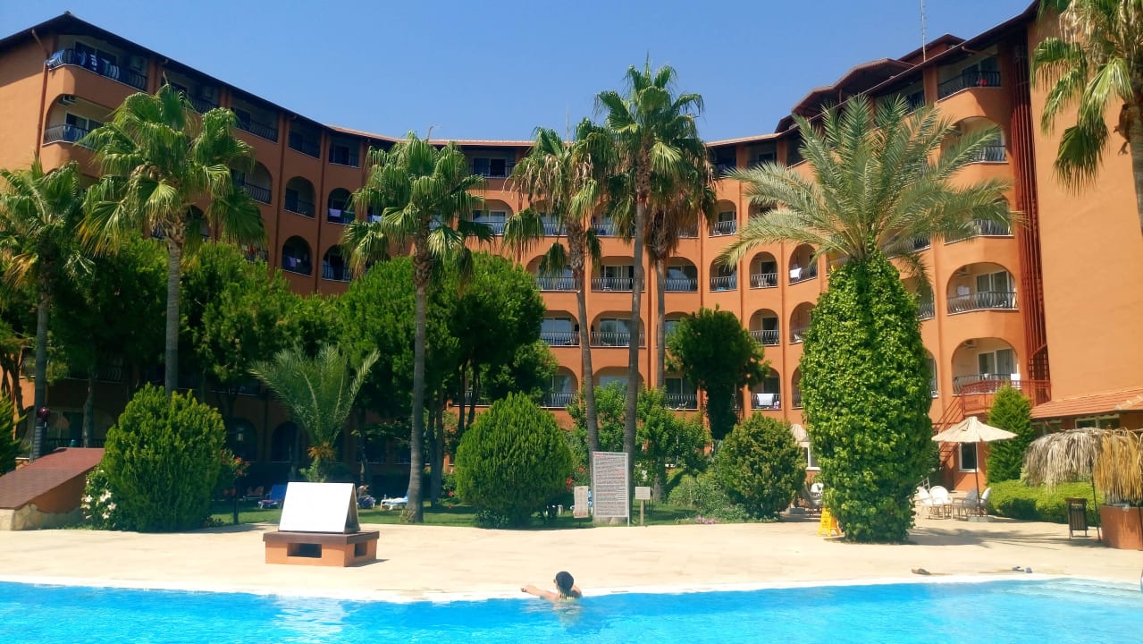 Hauptgebäude Club Turtas Beach Hotel