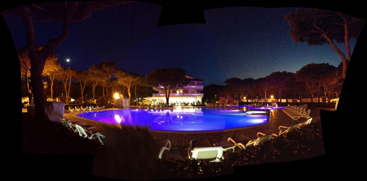 Pool bei Nacht Residence Village