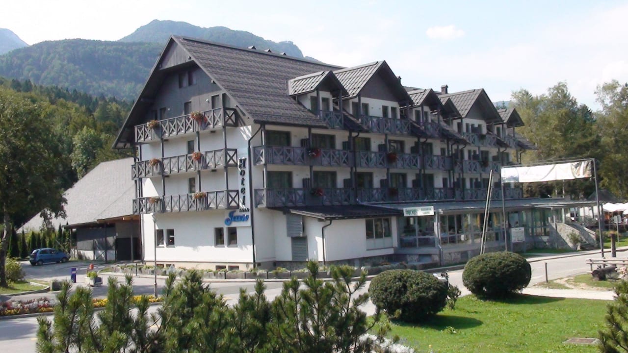 Hotel, Vorderansicht Hotel Jezero