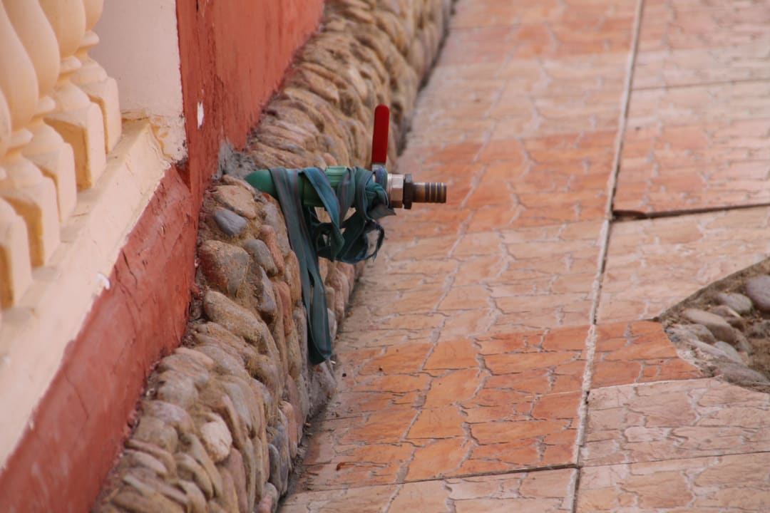 Verletzungsgefahr auf dem Weg zum Pool Pickalbatros Alf Leila Wa Leila Resort - Neverland Hurghada