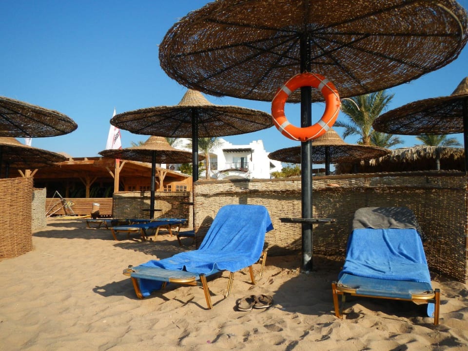 Sonnenschutz und Liegen des Hotels JAZ Dahabeya