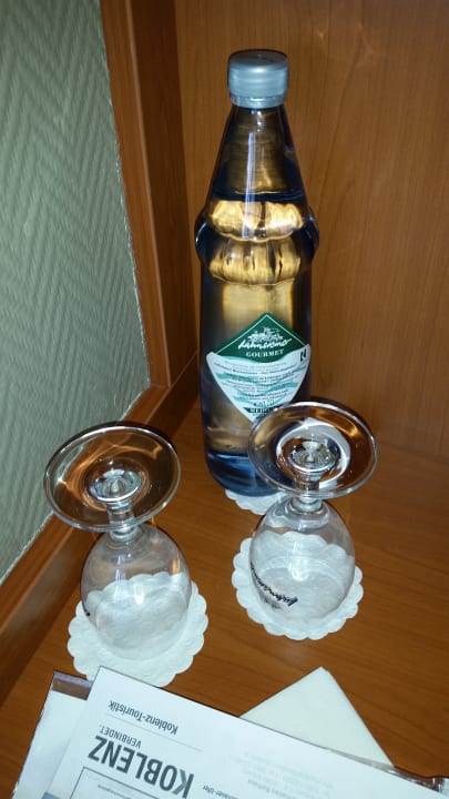 Das Zimmer- mit einer Flasche Wasser zur Begrüßung Wyndham Garden Lahnstein Koblenz Hotel