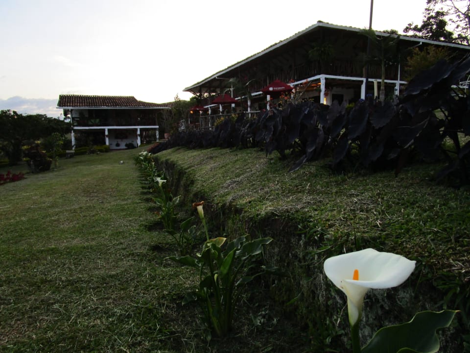 Haupthaus mit Garten Akawanka Lodge