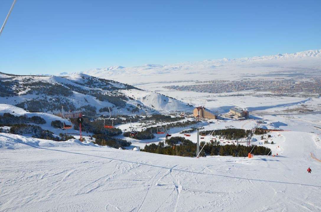 Widok na hotel i miasto ze stoku Xanadu Snow White Hotel