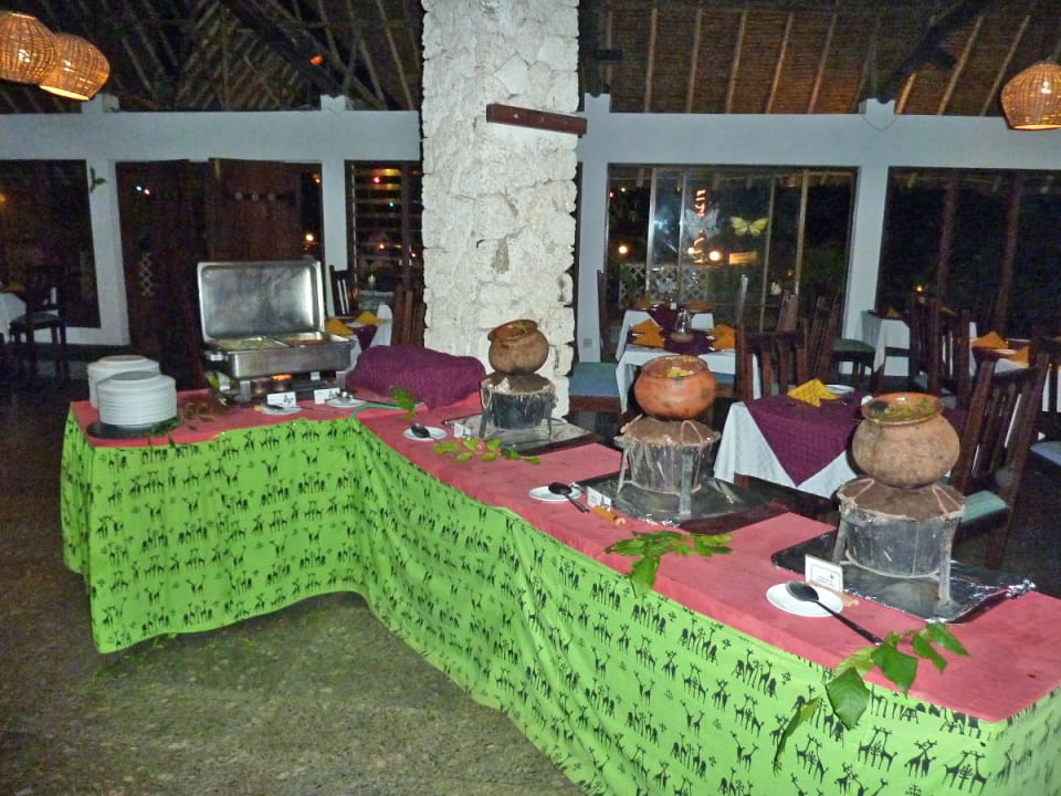 Hauptgerichte beim kenyanischen Abend Hotel Papillon Lagoon Reef
